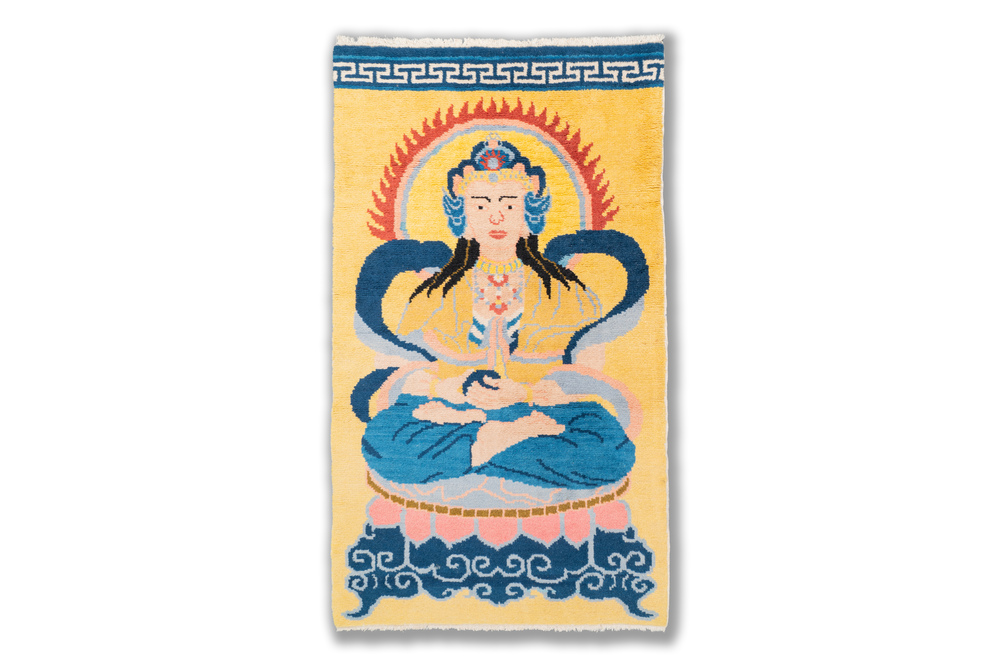 Tapis &agrave; d&eacute;cor de Bouddh sur fond jaune, Chine ou Tibet, 19/20&egrave;me