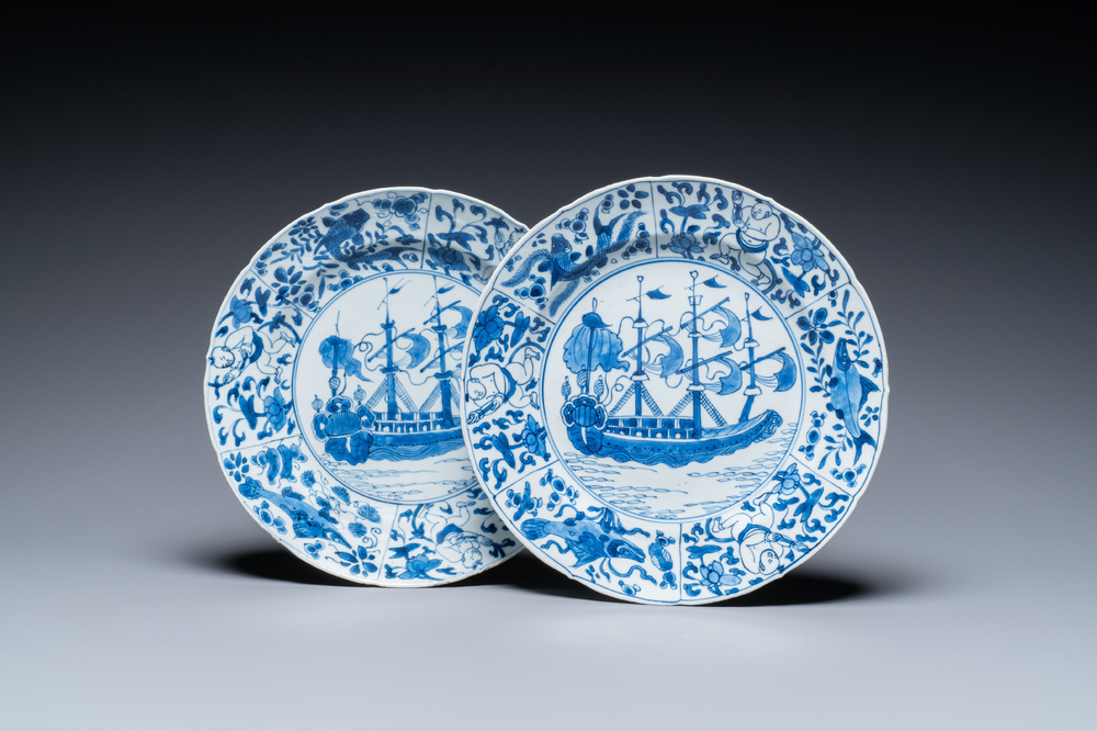 Paire de plats en porcelaine de Chine en bleu et blanc &agrave; d&eacute;cor de navires de la Compagnie des Indes, Kangxi