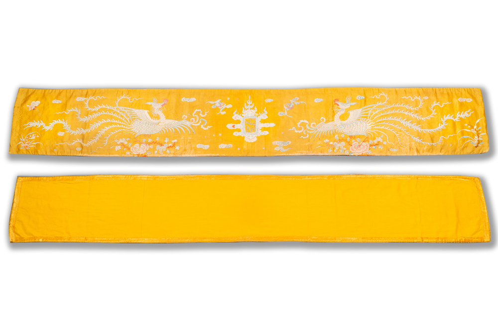 Panneau de forme rectangulaire en soie brod&eacute;e &agrave; d&eacute;cor de ph&eacute;nix sur fond jaune, Chine ou Vietnam, 19&egrave;me