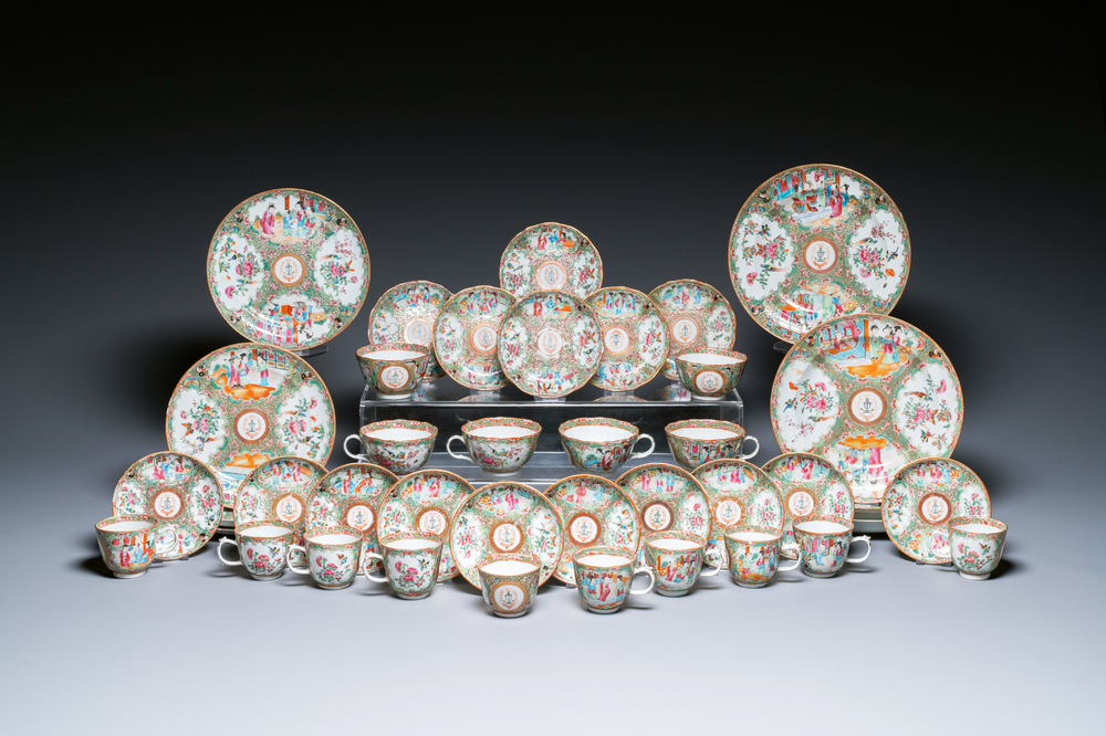 Een Chinees Canton famille rose 41-delig servies met het wapen van Ormiston voor de Schotse markt, 19e eeuw