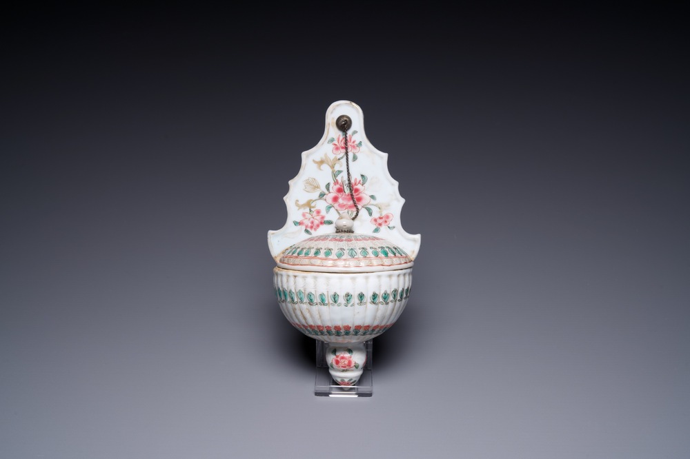 Een zeldzaam Chinees famille rose wijwatervat met deksel, Qianlong