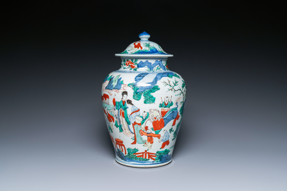 Vase couvert en porcelaine de Chine wucai &agrave; d&eacute;cor de gar&ccedil;ons jouant, &eacute;poque Transition