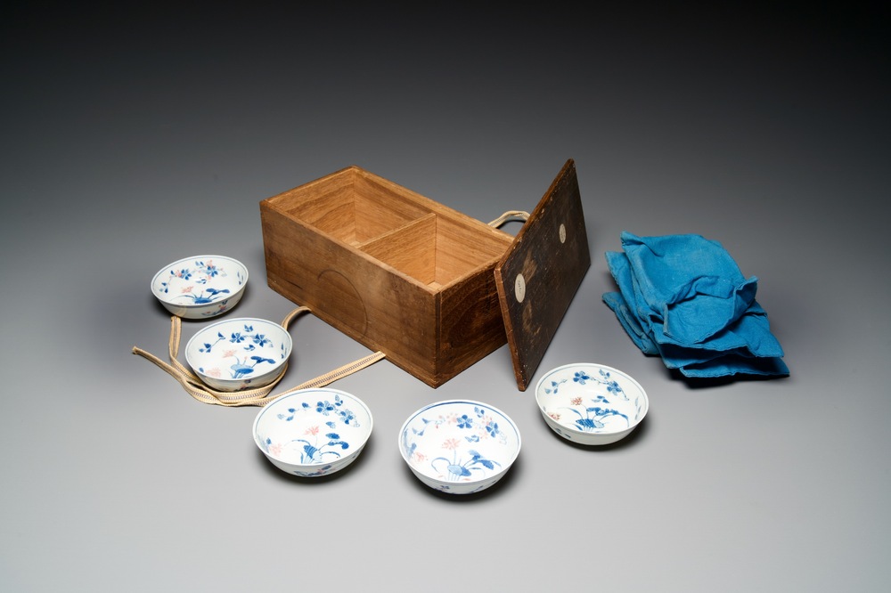 Vijf Chinese blauw-witte en koperrode kommen, Xuande merk, Wanli