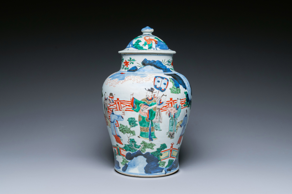 Vase couvert en porcelaine de Chine wucai &agrave; sujet narratif, &eacute;poque Transition