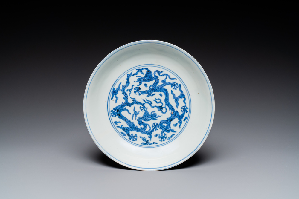 Een Chinees blauw-wit 'draken' bord, Jiajijng merk en periode