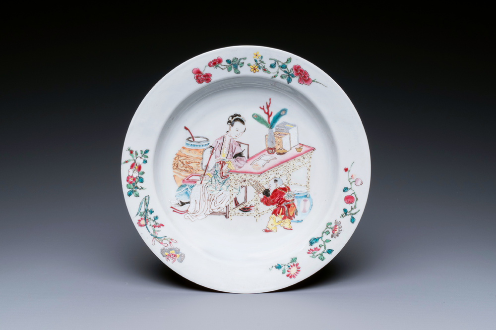 Assiette en porcelaine de Chine coquille d'oeuf au dos en rouge de rubis, Yongzheng