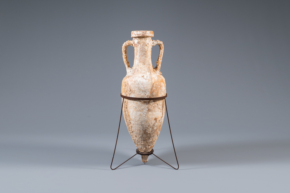 Een Romeinse terracotta amfoor voor het transport van wijn, 1e eeuw v.C.