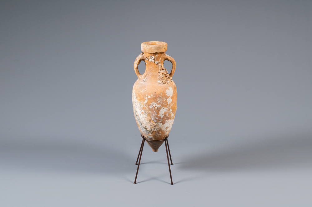 Een Romeinse terracotta amfoor voor het transport van wijn, 1e eeuw v.C.