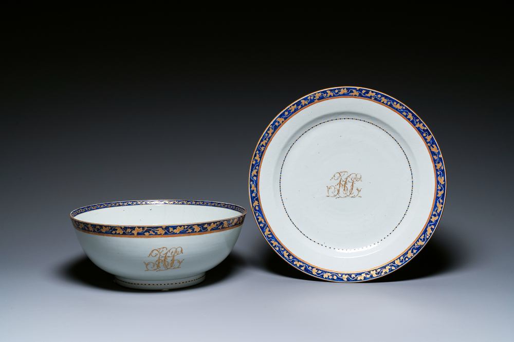 Een grote Chinese gemonogrammeerde exportporseleinen kom met bijhorende schotel, Qianlong/Jiaqing