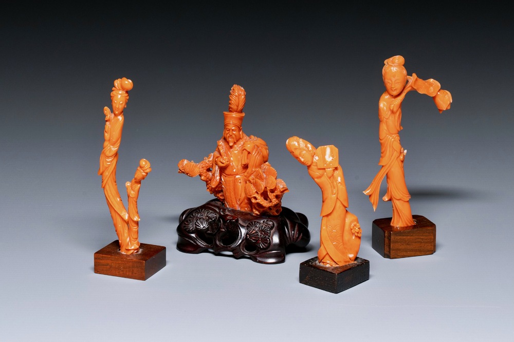 Vier Chinese bloedkoralen sculpturen van dames en van een onsterfelijke, 19/20e eeuw