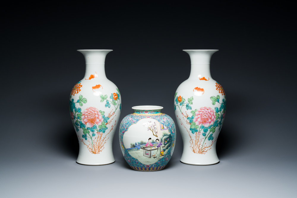 Paire de vases en porcelaine de Chine famille rose et un pot &agrave; fond turquoise, R&eacute;publique