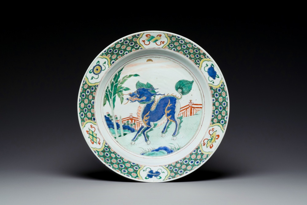 Een Chinese famille verte schotel met een kylin, Kangxi