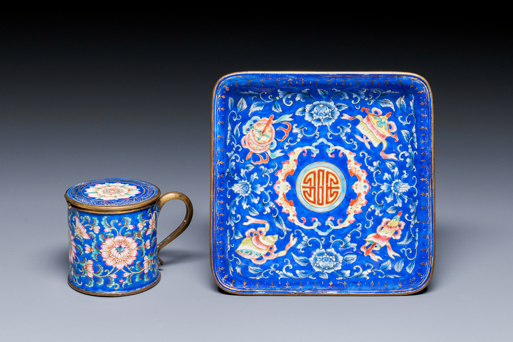 Pot &agrave; moutarde sur son support en &eacute;maux de Canton &agrave; fond bleu, Chine, Qianlong