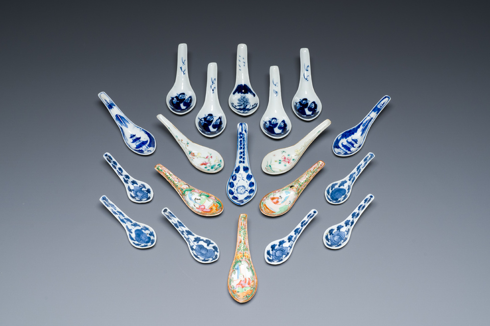 Dix-neuf cuill&egrave;res en porcelaine de Chine en bleu et blanc et famille rose, 19&egrave;me