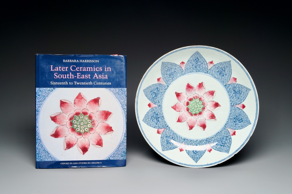 Plat en porcelaine de Chine famille rose &agrave; d&eacute;cor d'un lotus pour le march&eacute; Sud-Est asiatique, Yongzheng