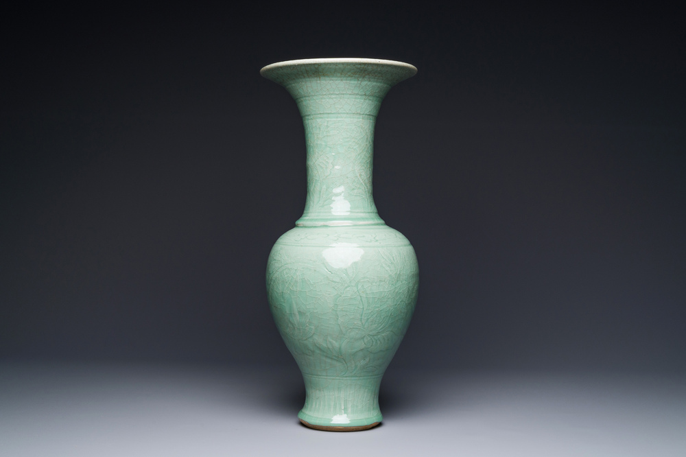 Vase de forme balustre en porcelaine de Chine c&eacute;ladon de Longquan &agrave; d&eacute;cor incis&eacute;, Ming
