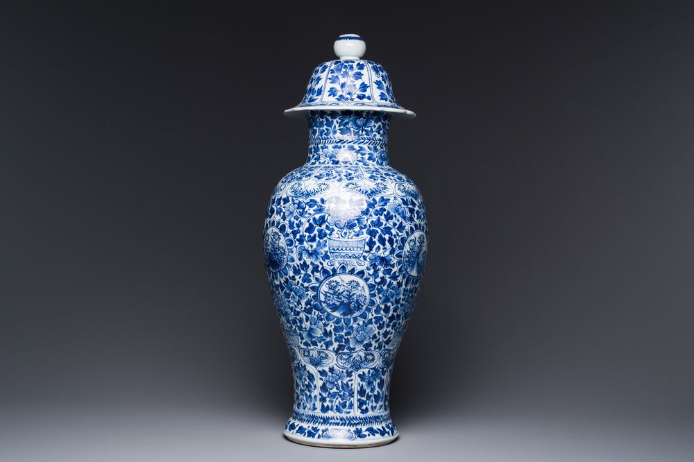 Een Chinese blauw-witte dekselvaas, Kangxi
