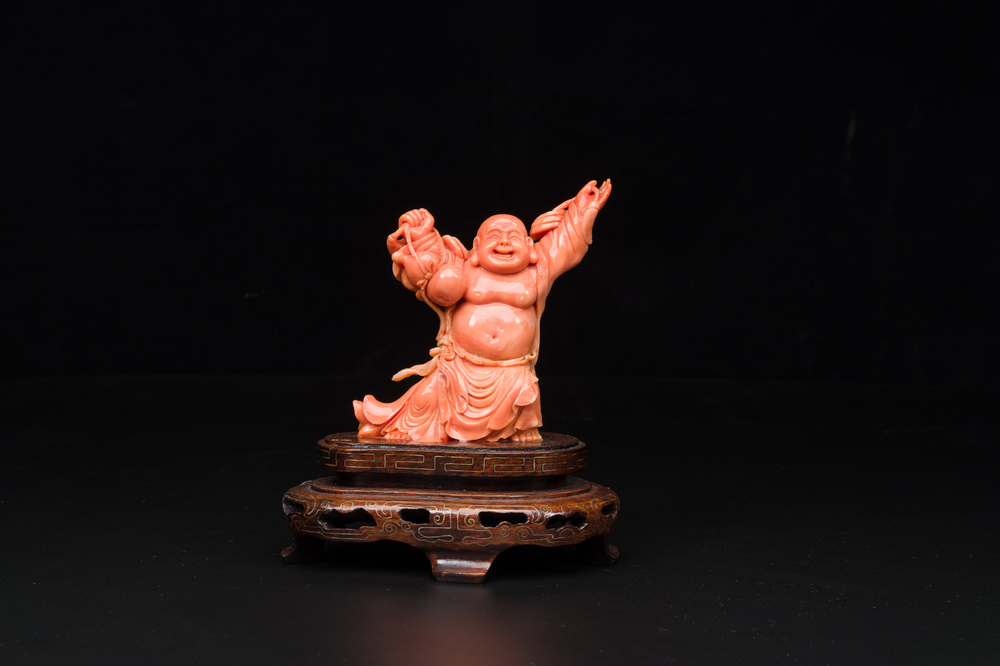 Sculpture de Bouddha rieur en corail rouge sur socle en bois, Chine, 19/20&egrave;me