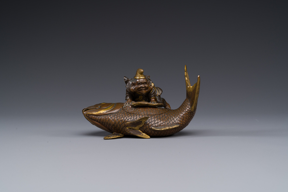 Bo&icirc;te couverte en bronze partiellement dor&eacute;e figurant Ebisu sur une dorade, Japon, sign&eacute;e Miyao Zo, Meiji, vers 1880