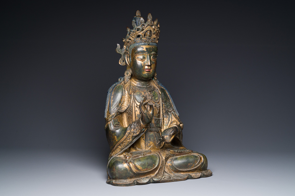 Grande sculpture en bronze laqu&eacute; et dor&eacute; repr&eacute;sentant un Bodhisattva, Chine, Ming