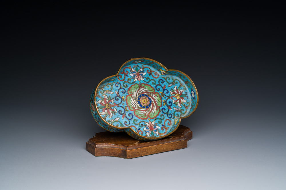 Coupe de forme quadrilobe en &eacute;maux cloisonn&eacute;s &agrave; d&eacute;cor floral sur socle en bois, Chine, Yongzheng