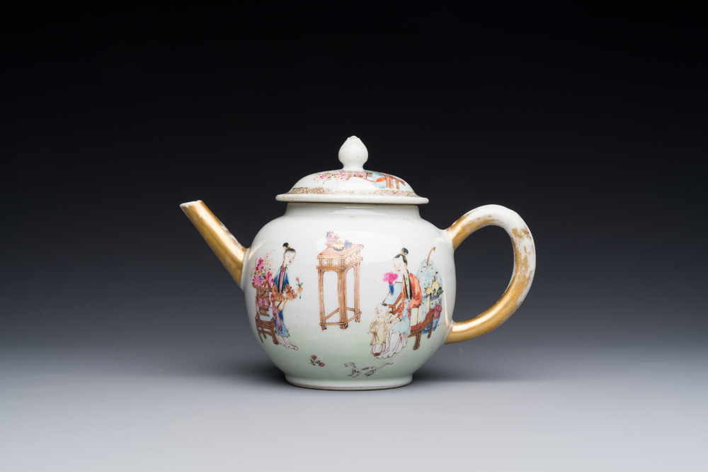 Een Chinese vergulde famille rose theepot, Yongzheng