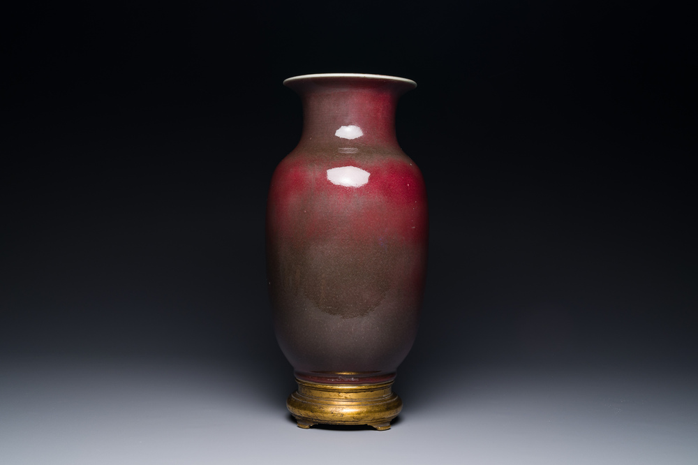 Een Chinese monochrome koperrood geglazuurde vaas met verguld bronzen montuur, 18/19e eeuw
