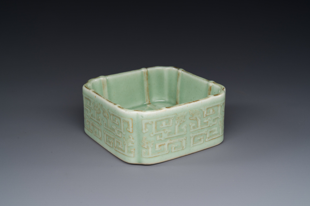 Een vierkante Chinese monochrome celadon geglazuurde kom met verguld drakendecor, Daoguang merk en periode