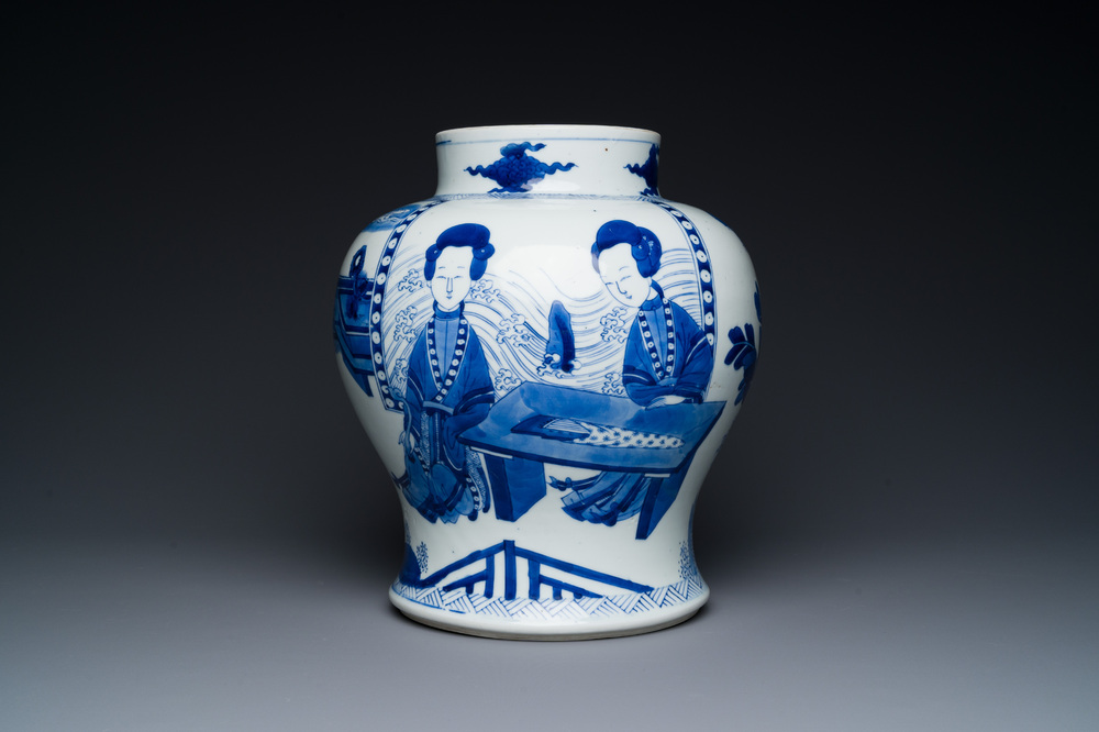 Vase en porcelaine de Chine en bleu et blanc &agrave; d&eacute;cor des 'Longues Dames', Kangxi