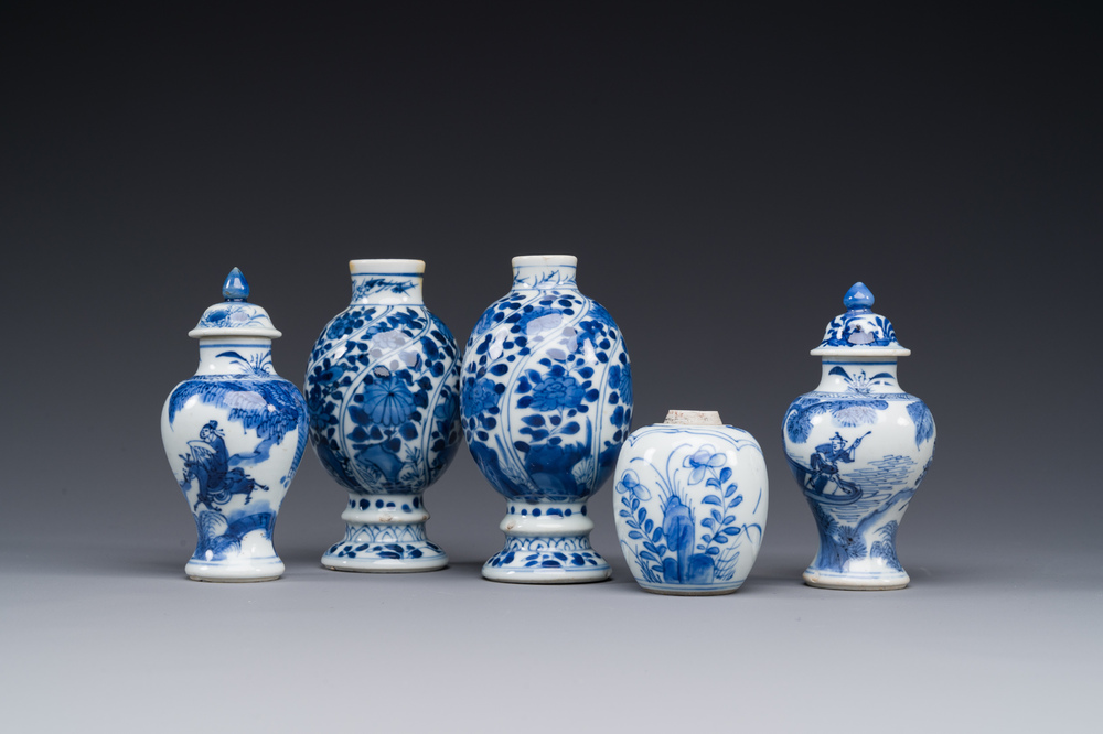 Vijf Chinese blauw-witte vazen, Kangxi