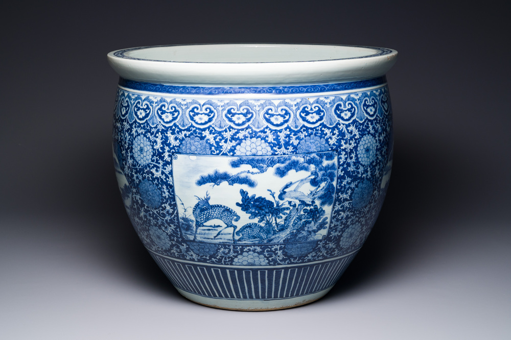 Een grote Chinese blauw-witte vissenkom, Jiaqing