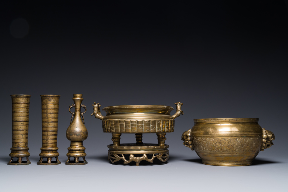 Deux br&ucirc;le-parfums en bronze, un sur socle et trois vases, marque de Xuande, 19/20&egrave;me