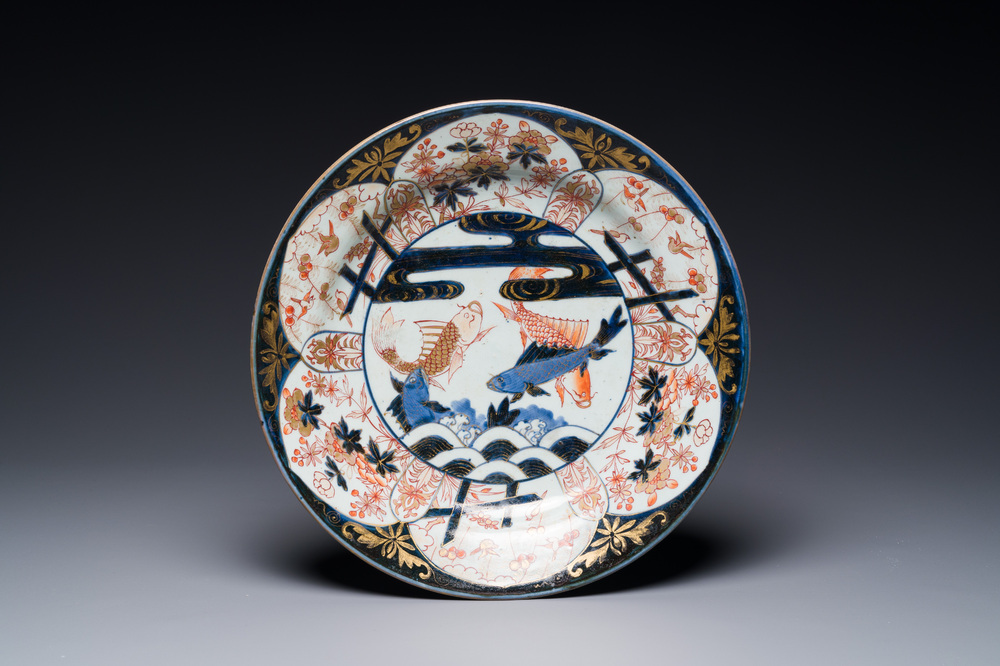 Plat en porcelaine Imari du Japon &agrave; d&eacute;cor de carpes, Edo, 17&egrave;me