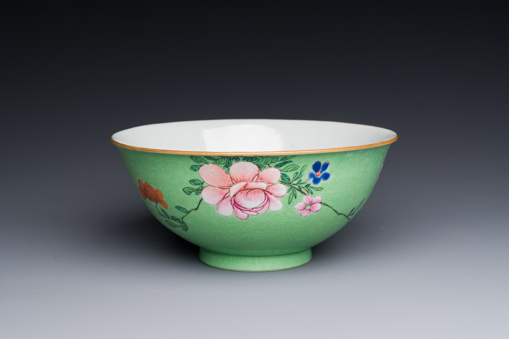 Een Chinese famille rose kom met sgraffito groene fondkleur, Qianlong merk en periode