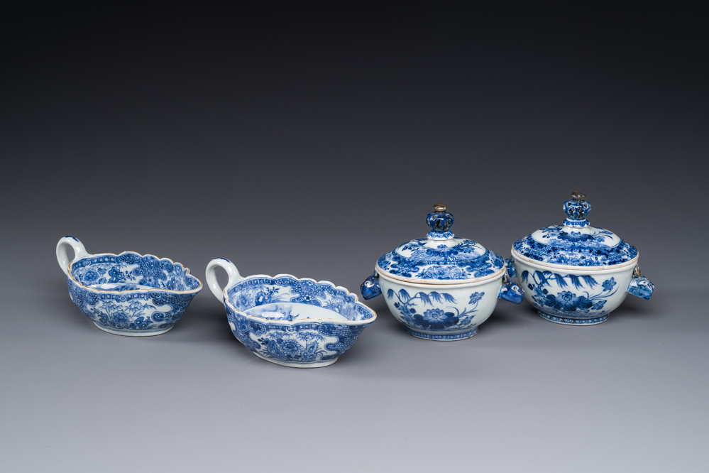 Paire de sauci&egrave;res et terrines couvertes en porcelaine de Chine en bleu et blanc, Qianlong