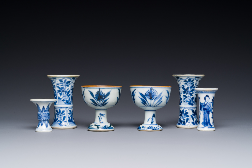 Deux coupes &agrave; pied et quatre vases miniatures de forme 'gu' en porcelaine de Chine en bleu et blanc, Kangxi