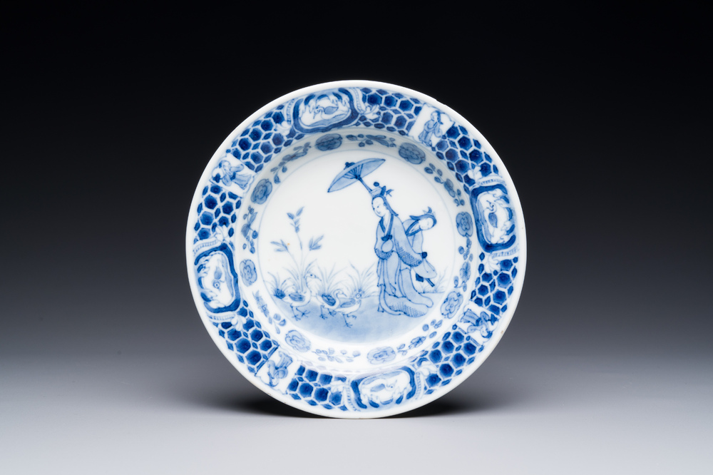 Een Chinees blauw-wit bord met 'Parasoldames' naar Cornelis Pronk, Qianlong