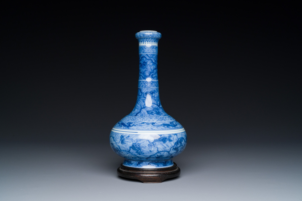Vase de forme bouteille &agrave; t&ecirc;te d'ail en porcelaine de Chine en bleu et blanc &agrave; d&eacute;cor d'animaux mythiques, marque et &eacute;poque de Kangxi