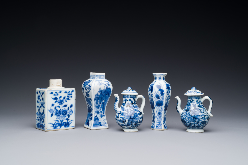 Deux vases, deux pichets miniatures et une bo&icirc;te &agrave; th&eacute; en porcelaine de Chine en bleu et blanc, Kangxi
