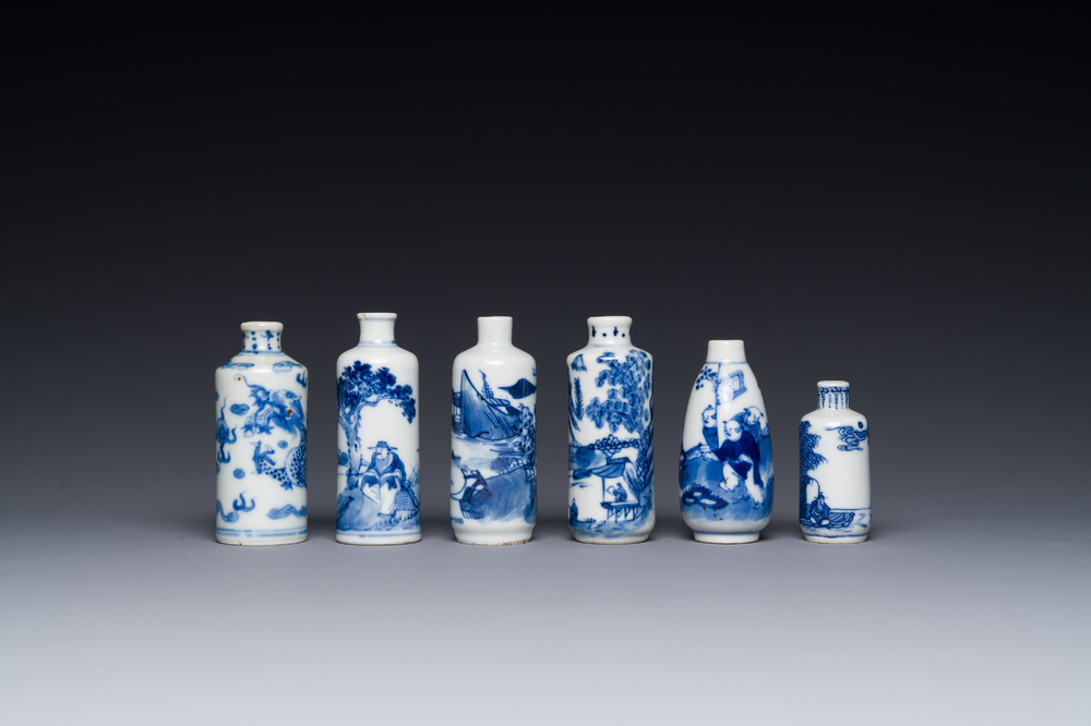 Zes Chinese blauw-witte snuifflessen, 19de eeuw