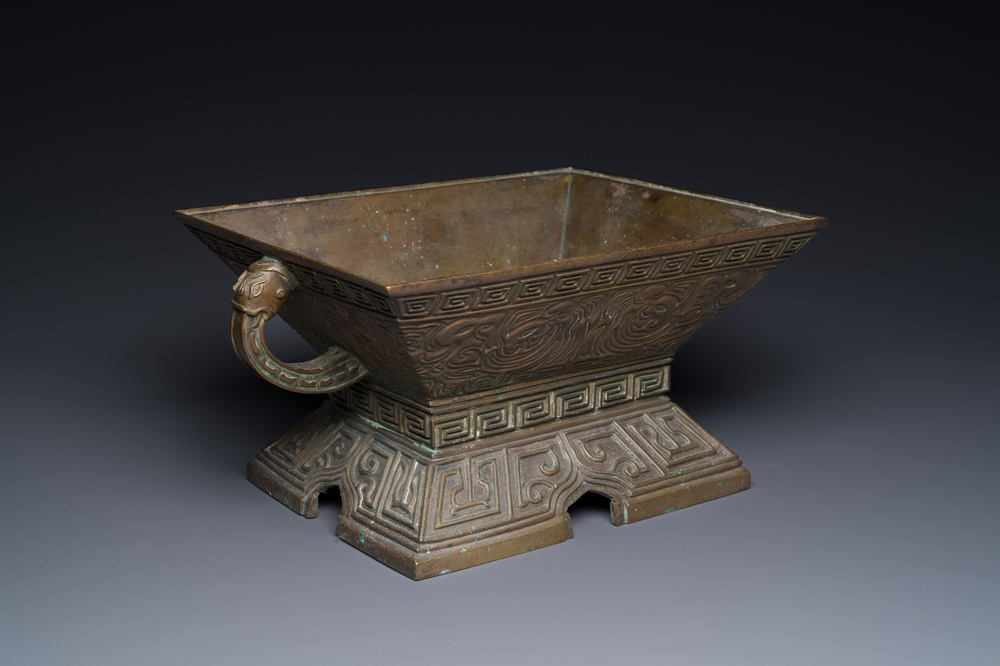 Een Chinees bronzen ritueel vat, 'Fu', Qianlong zegelmerk en uit de periode