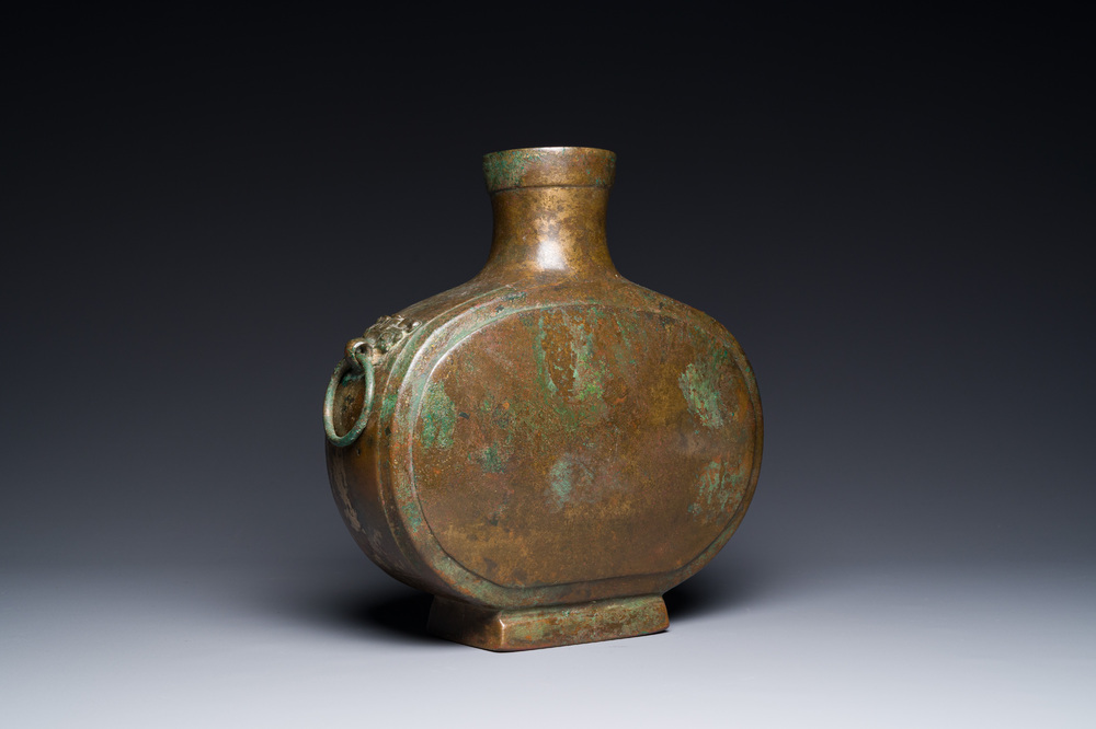Vase archa&iuml;que de type 'bianhu' en bronze, Chine, Han