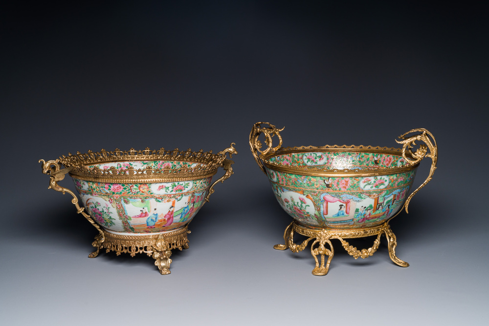 Twee Chinese Canton famille rose kommen met vergulde bronzen monturen, 19e eeuw