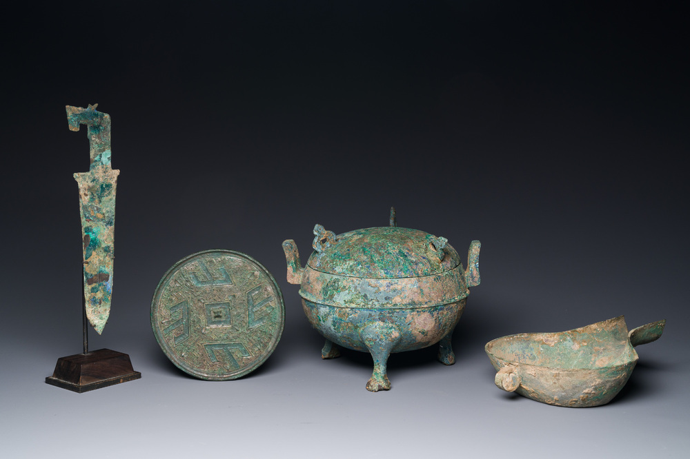 Een groep van vier Chinese archa&iuml;sche bronzen voorwerpen, late Shang, Periode van de Strijdende Staten en Han