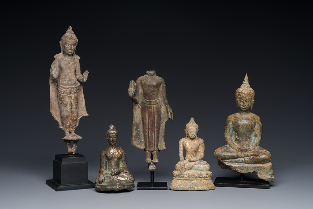 Groupe de cinq figures de Bouddha en bronze, Tha&iuml;lande et Indon&eacute;sie, 8/17&egrave;me