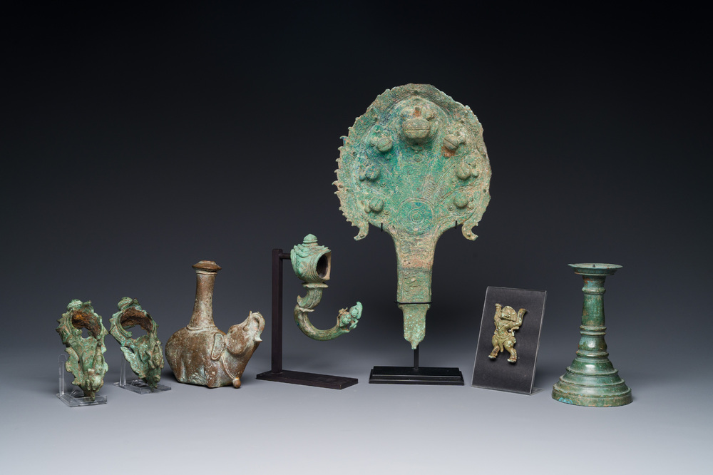 Collection de sculptures en bronze, de crochets de palanquin et d'un bougeoir, Cambodge, 13&egrave;me et avant