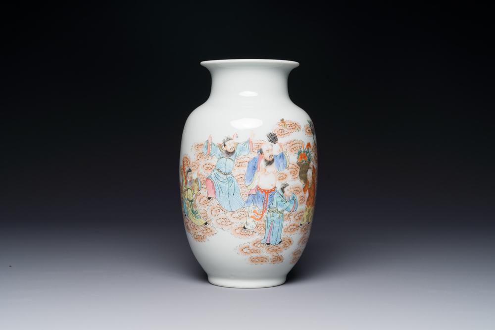 Vase en porcelaine de Chine famille rose &agrave; d&eacute;cor de huit immortels, marque de Qianlong, R&eacute;publique