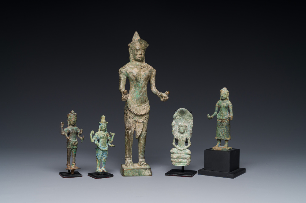 Groupe de cinq figures en bronze de Shiva, Bodhisattva et Uma, Cambodge, 11/16&egrave;me
