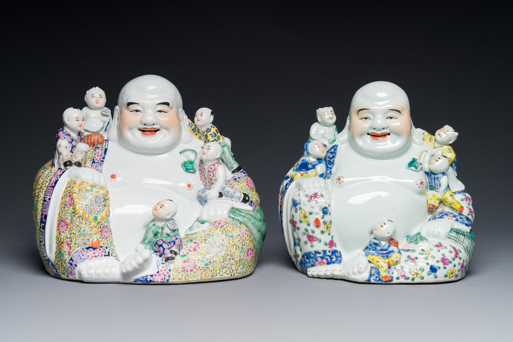 Deux figures de Bouddha en porcelaine de Chine famille rose, marque Zhu Mao Ji Zao 朱茂記造 et Zhu Yitai 朱義泰, R&eacute;publique