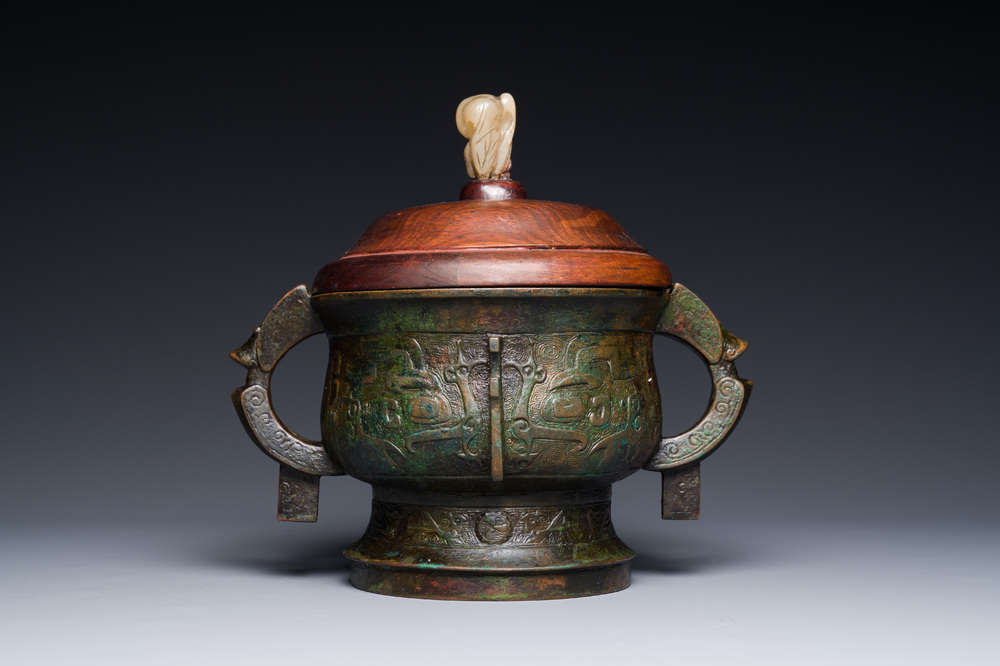 Insolite br&ucirc;le-parfum archa&iuml;que de type 'gui' en bronze au couvercle en bois, Chine, Song
